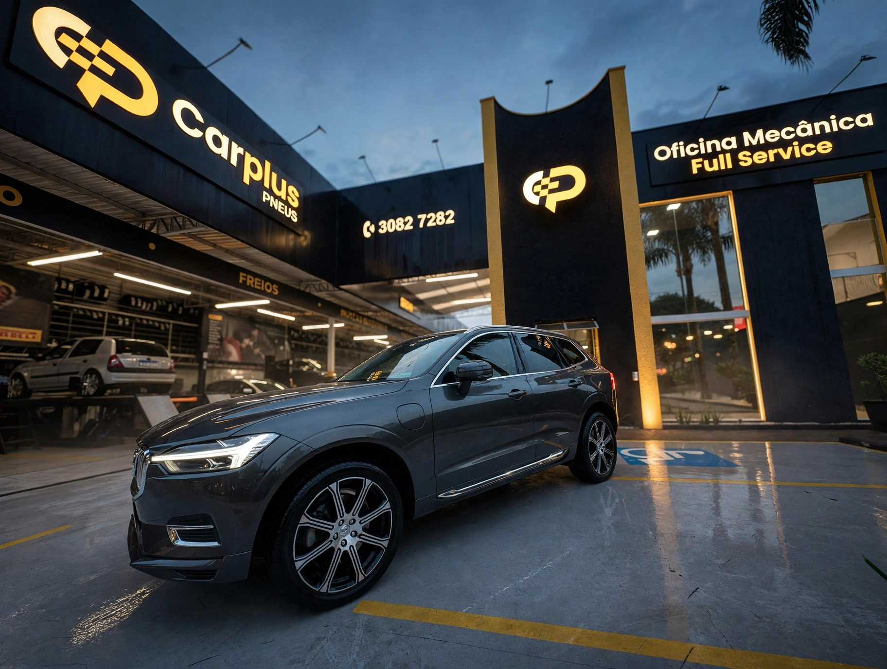 Fachada da Carplus Pneus e Oficina Mecânica no Portão, em Curitiba, ao anoitecer